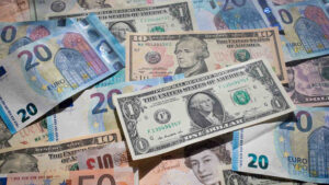 Qui est le plus fort entre le dollar et l'euro ?