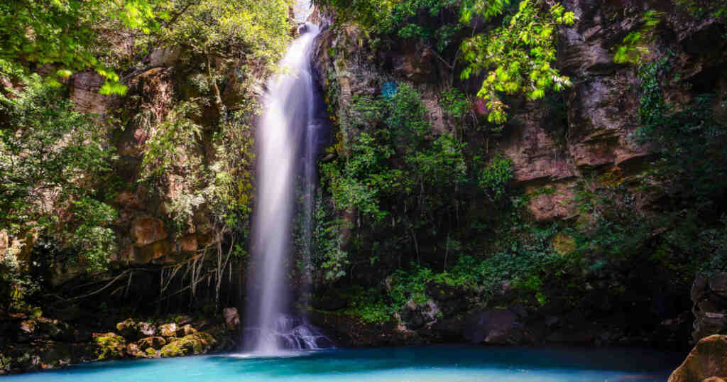 Quels atouts naturels favorisent le tourisme dans le Costa Rica ?